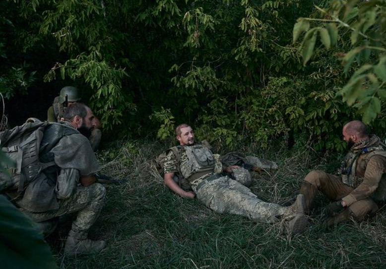 "Шлях смерті". Військові фотографи показали, як працює наша розвідка: потужні кадри